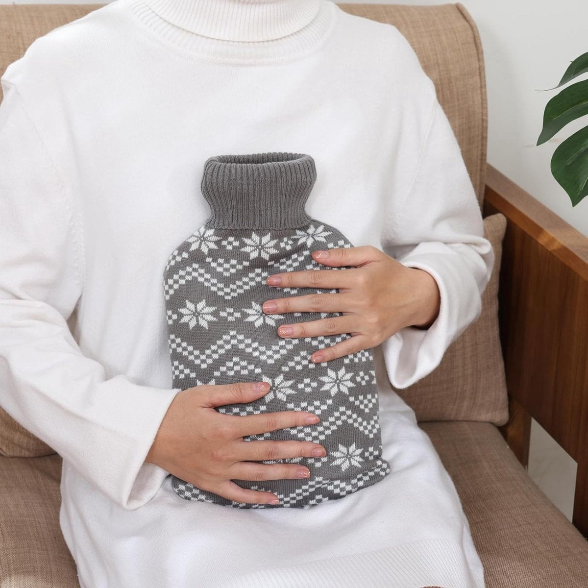 Hot water bottle - Hot water bottle - Hot water bottle - Hot water bottle with cover - Knitted hot water bottle cover - Snowflake pattern - For pain relief - Hand and foot warmer (2L)