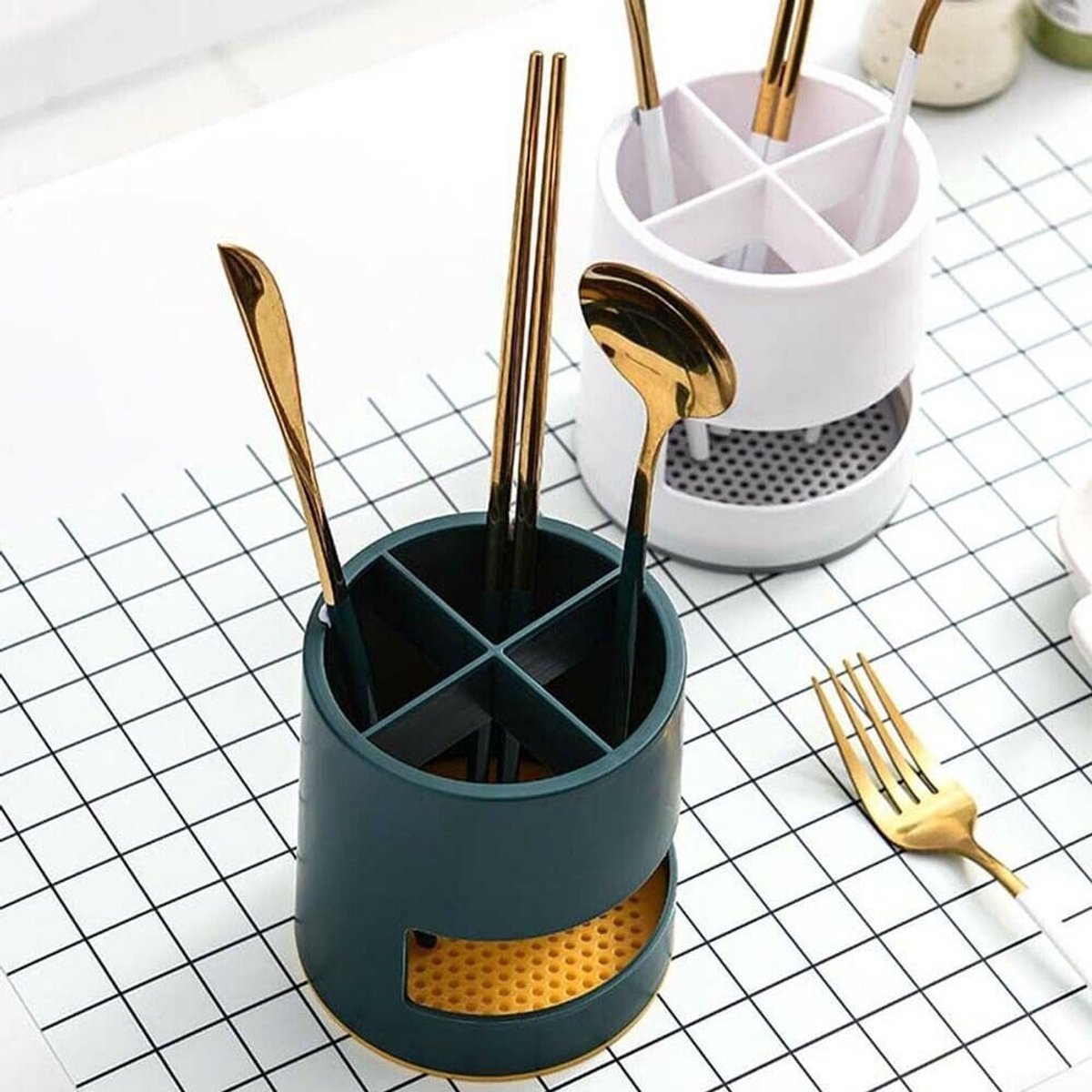 Toothbrush Holder - Bathroom Storage Box - Plastic - Electric Toothbrush Holder - Toothbrush Organizer - 4 Sorting Compartments - With Drip Tray - Multifunctional Desk Shelf - Suitable for Bathrooms, Kitchens and Offices - 10*10*11cm - Green