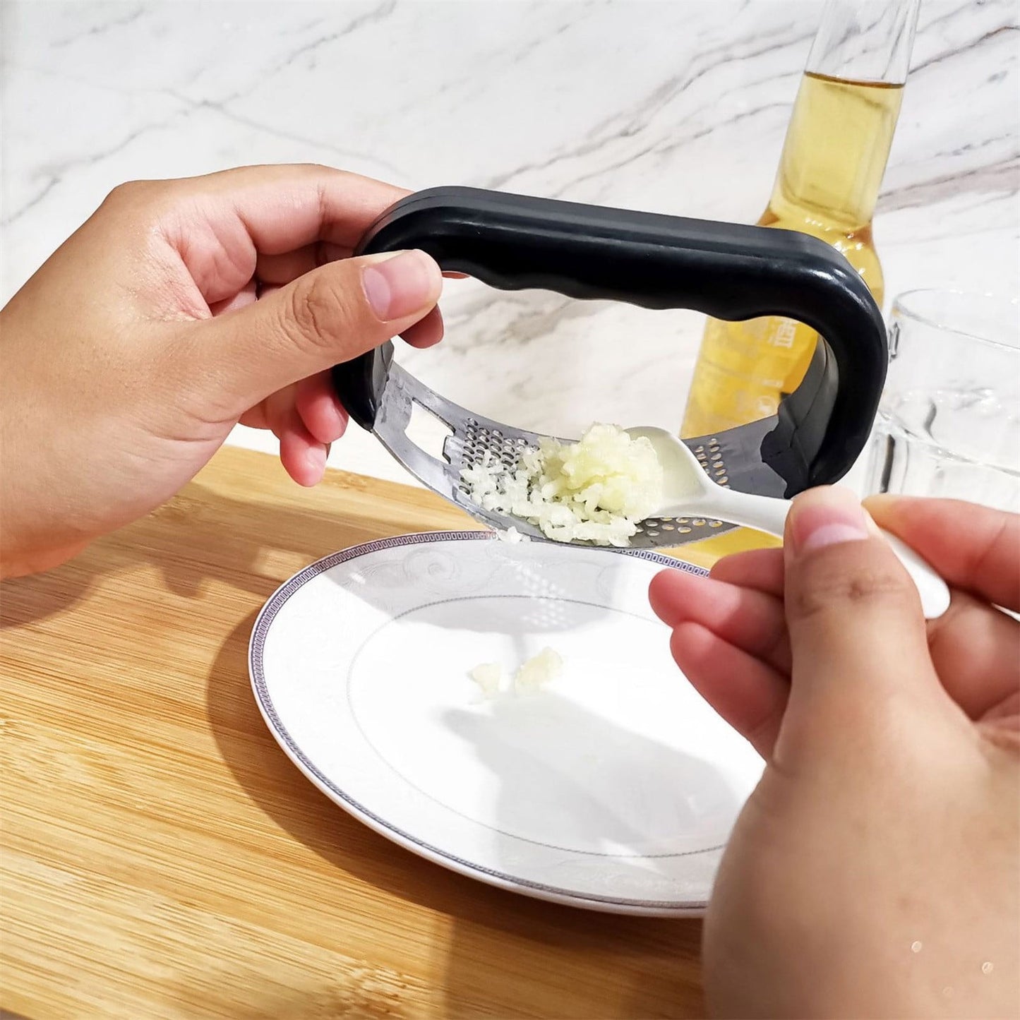 Stainless Steel Garlic Press Rocker, Garlic Mincer With Studs, Heavy Duty Garlic Chopper, Effective Garlic Peeler, Easy to Clean Kitchen Gadget for Minced Garlic, Dishwasher Safe 【1000+ bought since yesterday】A