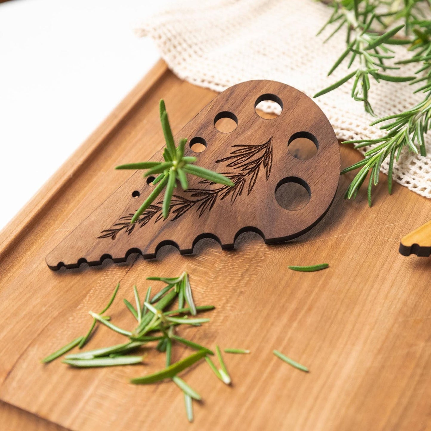 Herb Stripper 8 Holes,Herb Stripper Tool,Wooden Herb Stripper Vegetable Leaf Remover,Different Aperture Designs Wood Stripping Strippers Suitable for Herbs, Parsley, Coriander, Thyme Khaki