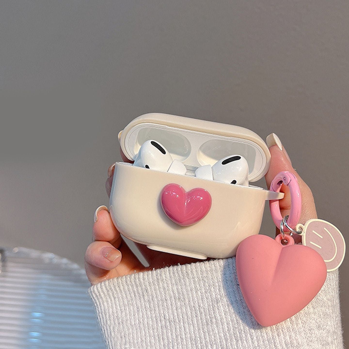 Beige shell + smiling heart pendant AirPods Pro 3