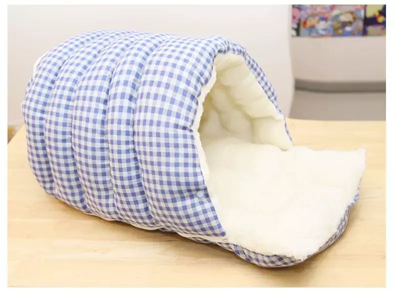 Blue‑and‑white colourway Winter Warm Half‑Closed Cat Cave Bed, Polar‑Fleece Lined Checkered Washable Pet Nest Bed for Small Cats & Puppies