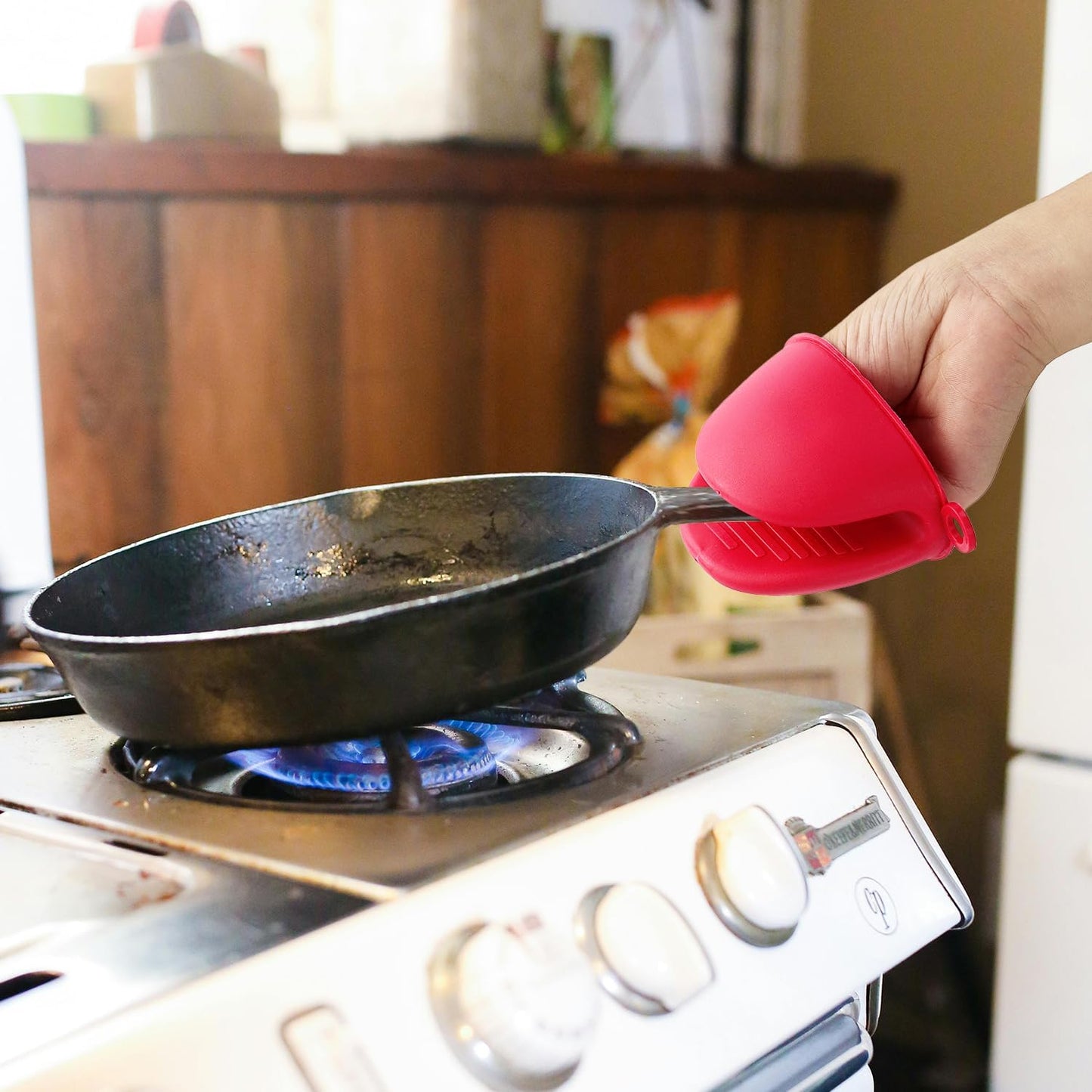 2 Pairs Mini Oven Gloves, Silicone Oven Mitts Heat Resistant, Silicone Potholders Cooking Pinch for Kitchen Cooking & Baking (Red and Green)