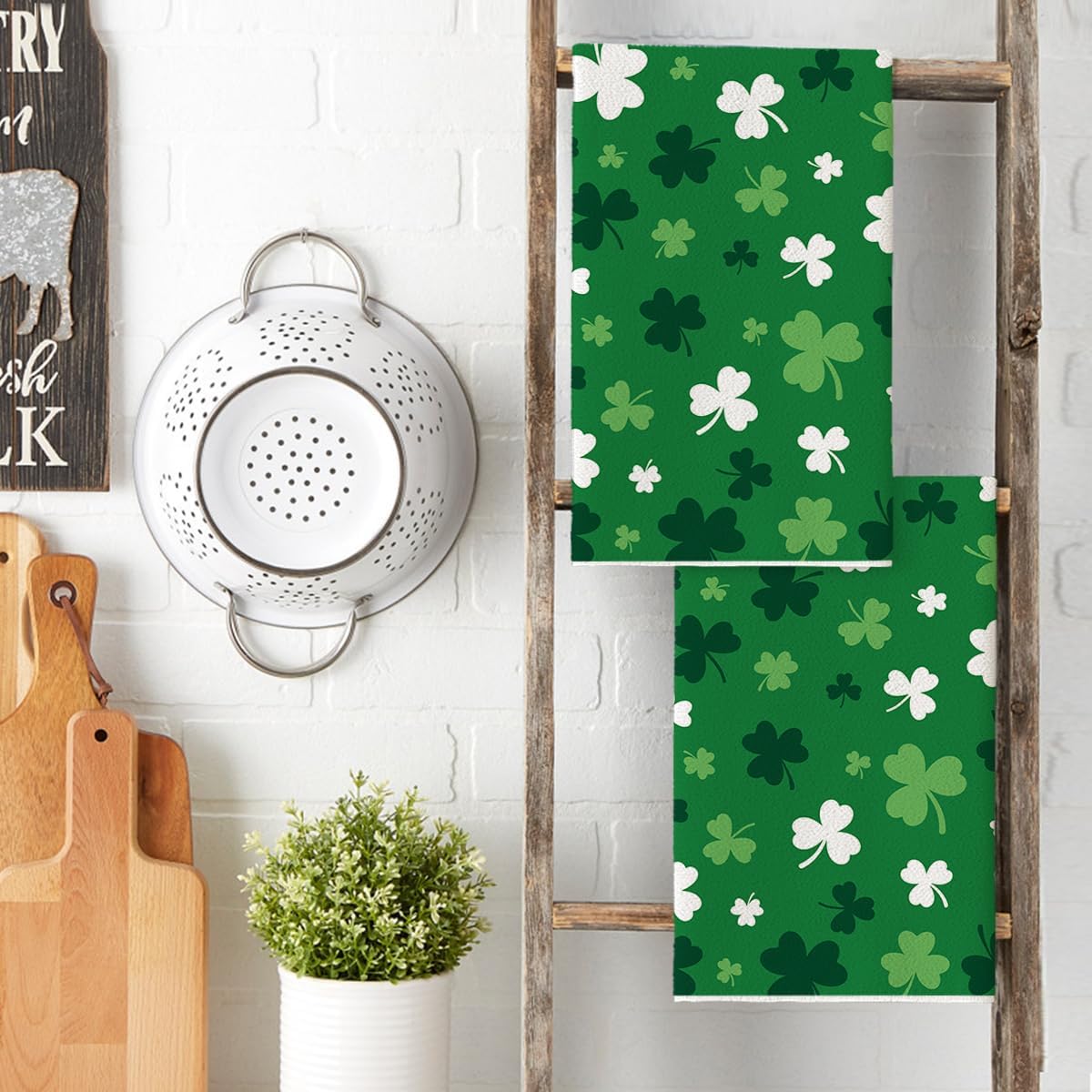 Green Clover Shamrock St. Patrick's Day Kitchen Towels Dish Towels, 18x26 Inch Farmhouse Holiday Spring Decoration Hand Towels Set of 2