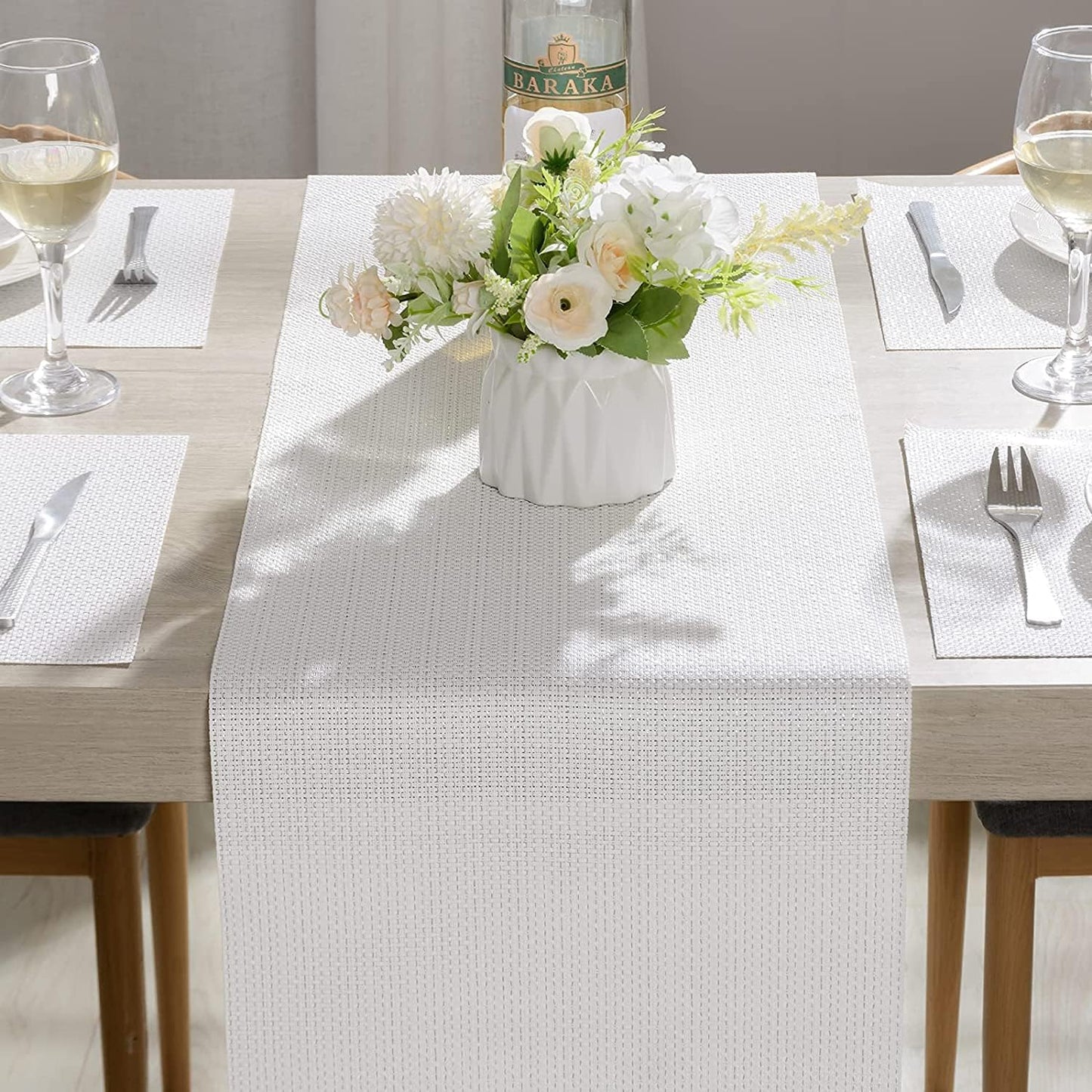 Placemats for Dining Table Set of 6 Woven Vinyl Plastic Place Mats Non-Slip Heat Insulation Stain Resistant Table Mats Washable Easy Clean Placemats (White)