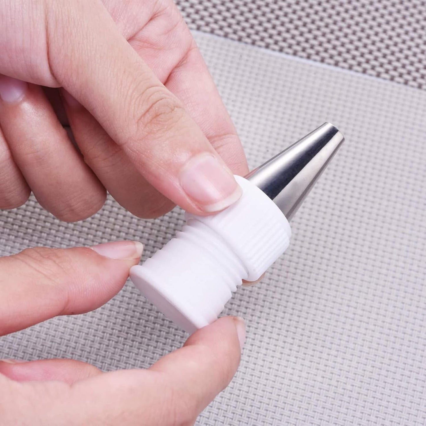 30 Pieces Coupler Piping Bag Plastic Standard Couplers Cake Decorating Pipe Tip for Frosting Icing Nozzles (1.2 x 1 Inch)