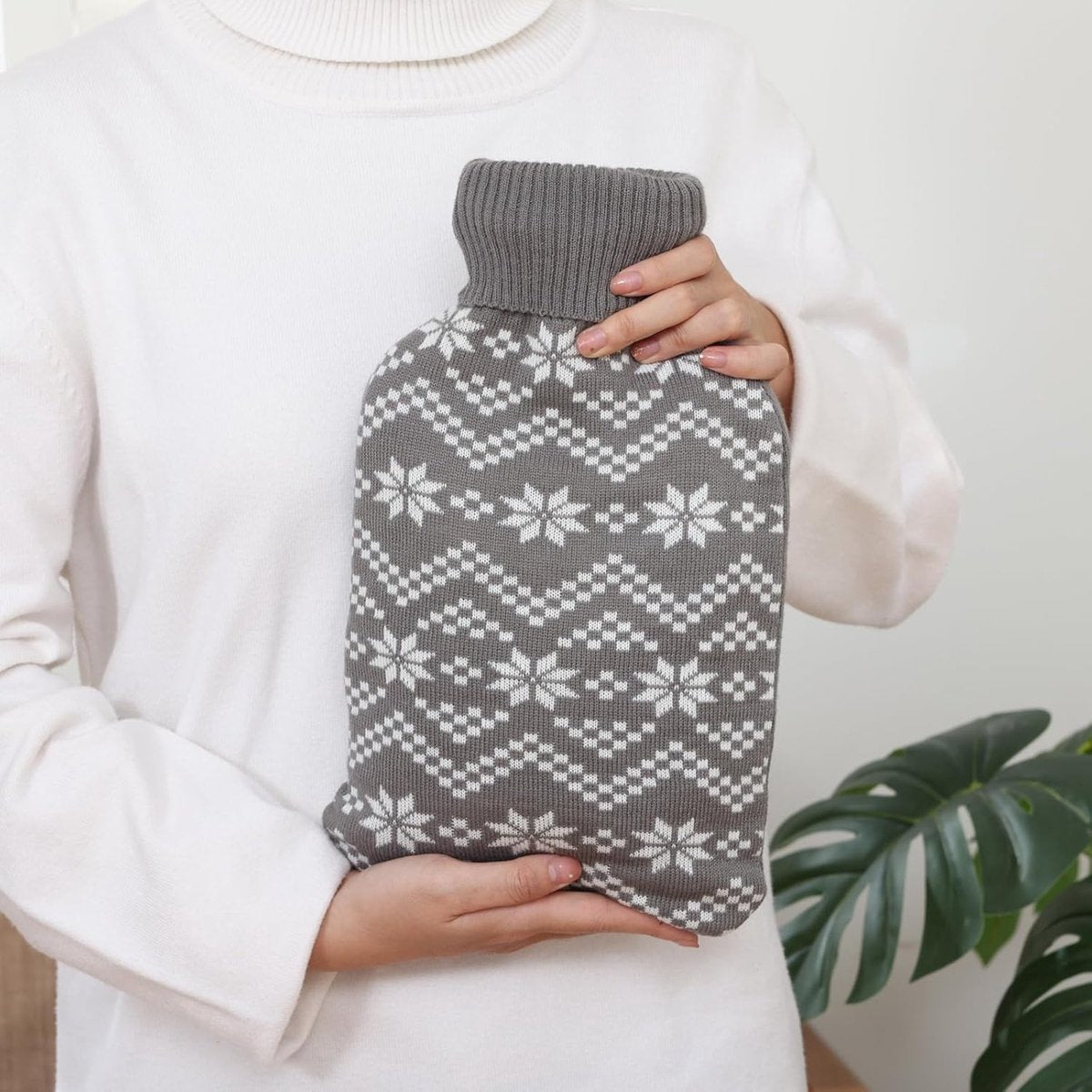 Hot water bottle - Hot water bottle - Hot water bottle - Hot water bottle with cover - Knitted hot water bottle cover - Snowflake pattern - For pain relief - Hand and foot warmer (2L)