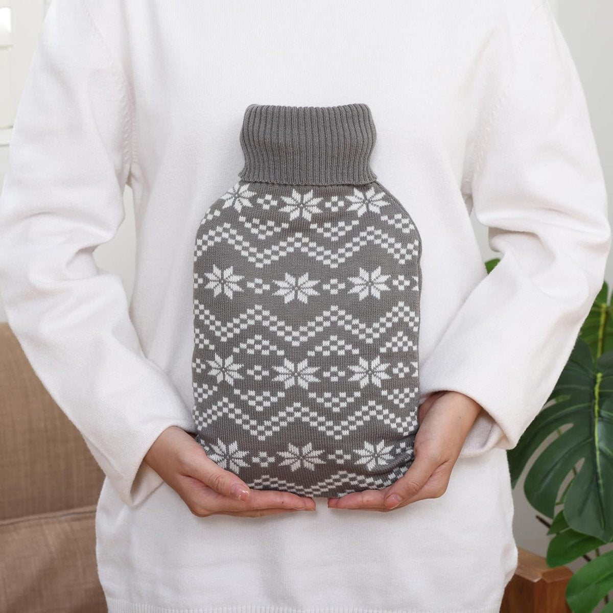 Hot water bottle - Hot water bottle - Hot water bottle - Hot water bottle with cover - Knitted hot water bottle cover - Snowflake pattern - For pain relief - Hand and foot warmer (2L)