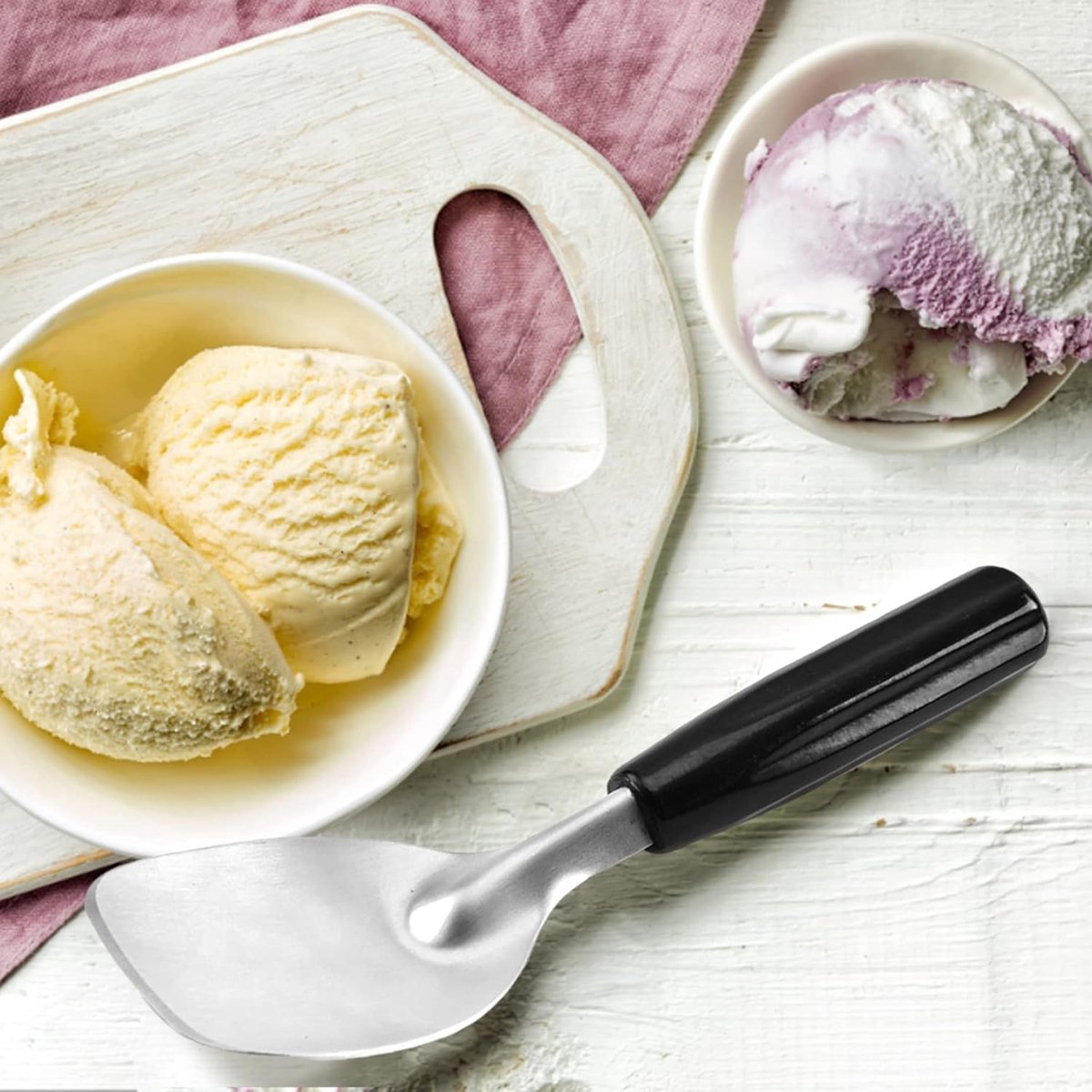 Robust ice cream scoop with non-slip handle - stainless steel ice cream scoop - perfect for scooping and serving hard frozen desserts.
