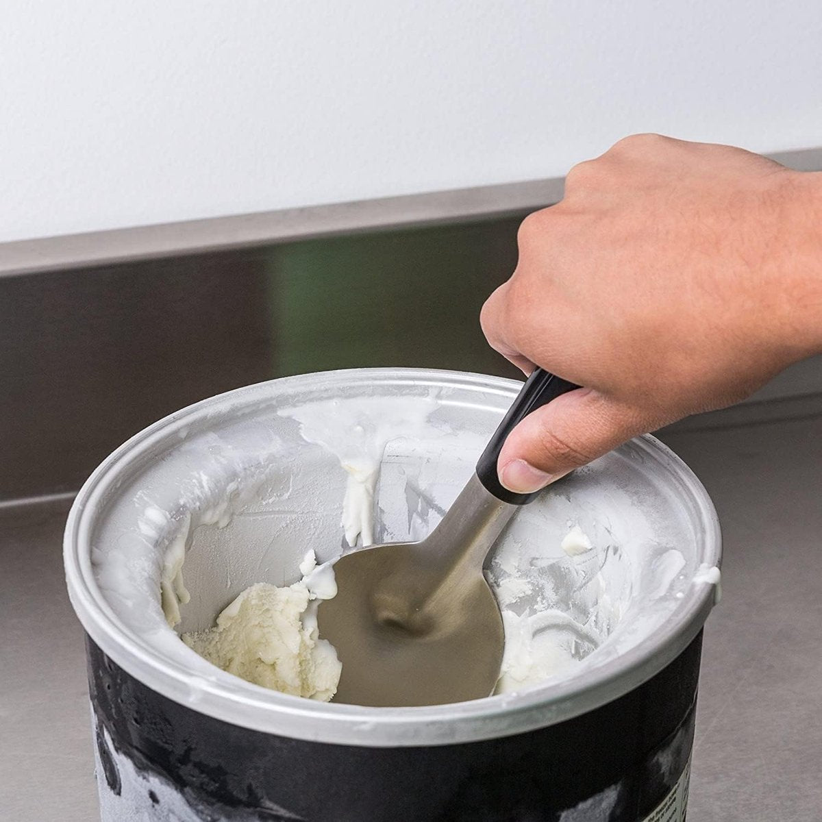 Robust ice cream scoop with non-slip handle - stainless steel ice cream scoop - perfect for scooping and serving hard frozen desserts.