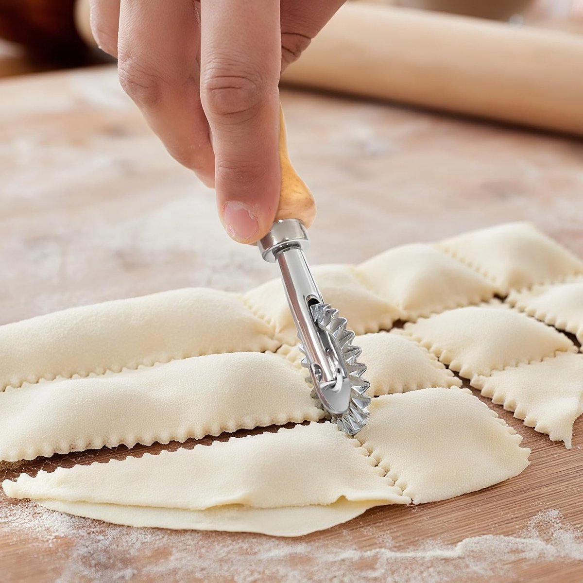 Noodle cutter - Wavy dough cutter - Sturdy and durable pasta cutting wheel - Wonton/dumpling edge shaper - Suitable for home kitchens - Diameter 3.8 cm