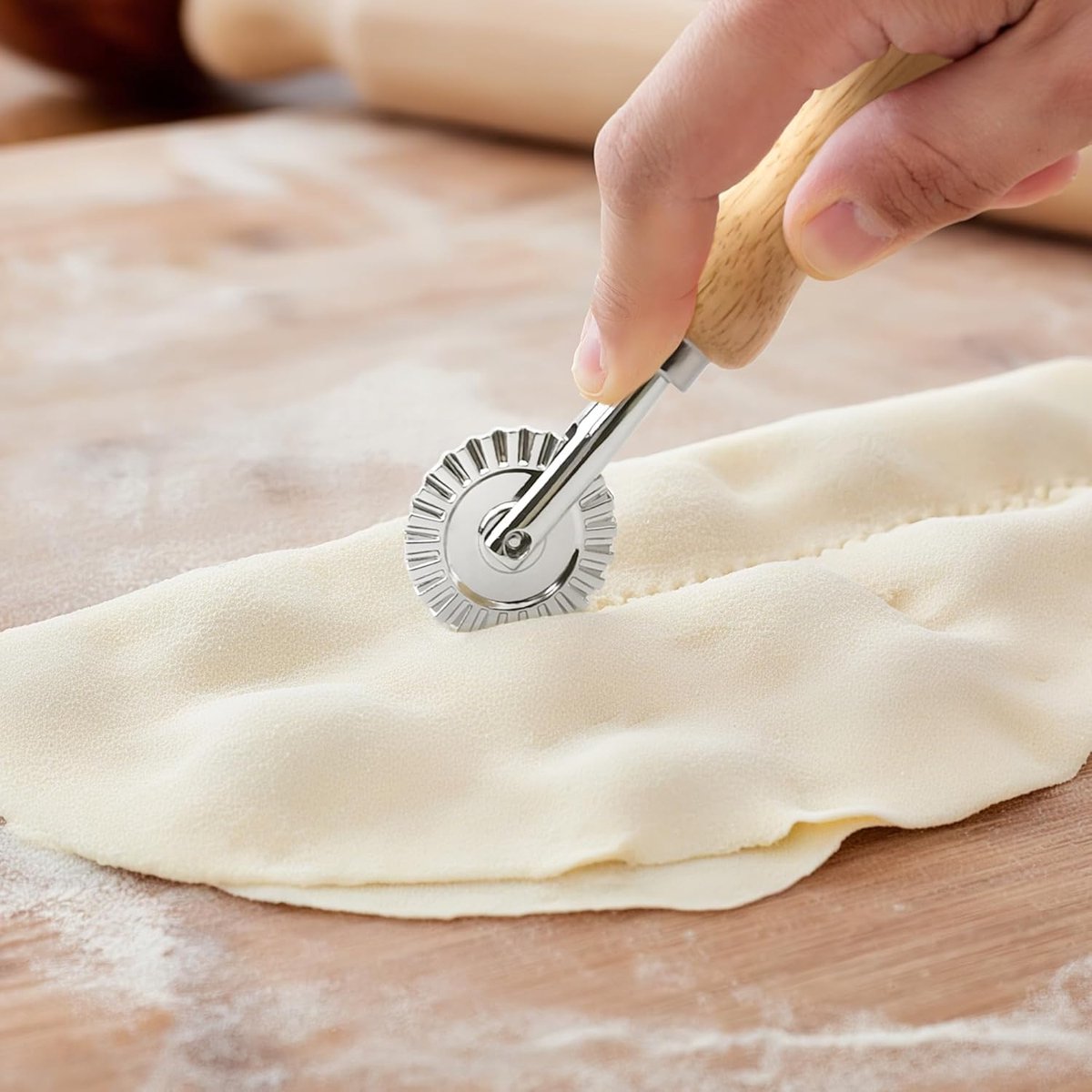 Noodle cutter - Wavy dough cutter - Sturdy and durable pasta cutting wheel - Wonton/dumpling edge shaper - Suitable for home kitchens - Diameter 3.8 cm