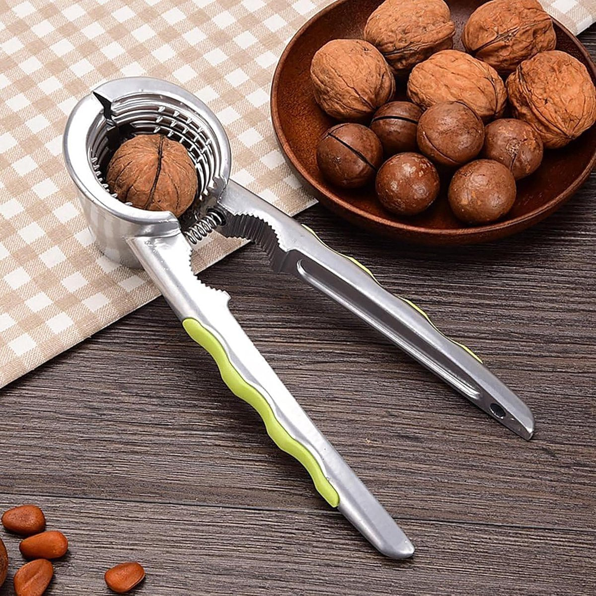 Nutcracker - with non-slip silicone handle - suitable for walnuts, almonds, hazelnuts, and pistachios
