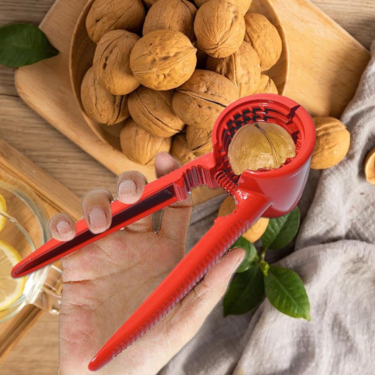 Nutcracker - Walnut Cracker - Nutcracker - Walnut Tongs - Kitchen Tongs Cutting Tool - Ideal for Walnuts and Hazelnuts - With Non-Slip Grip - For All Types of Nuts - Metal - 17 Cm - Red