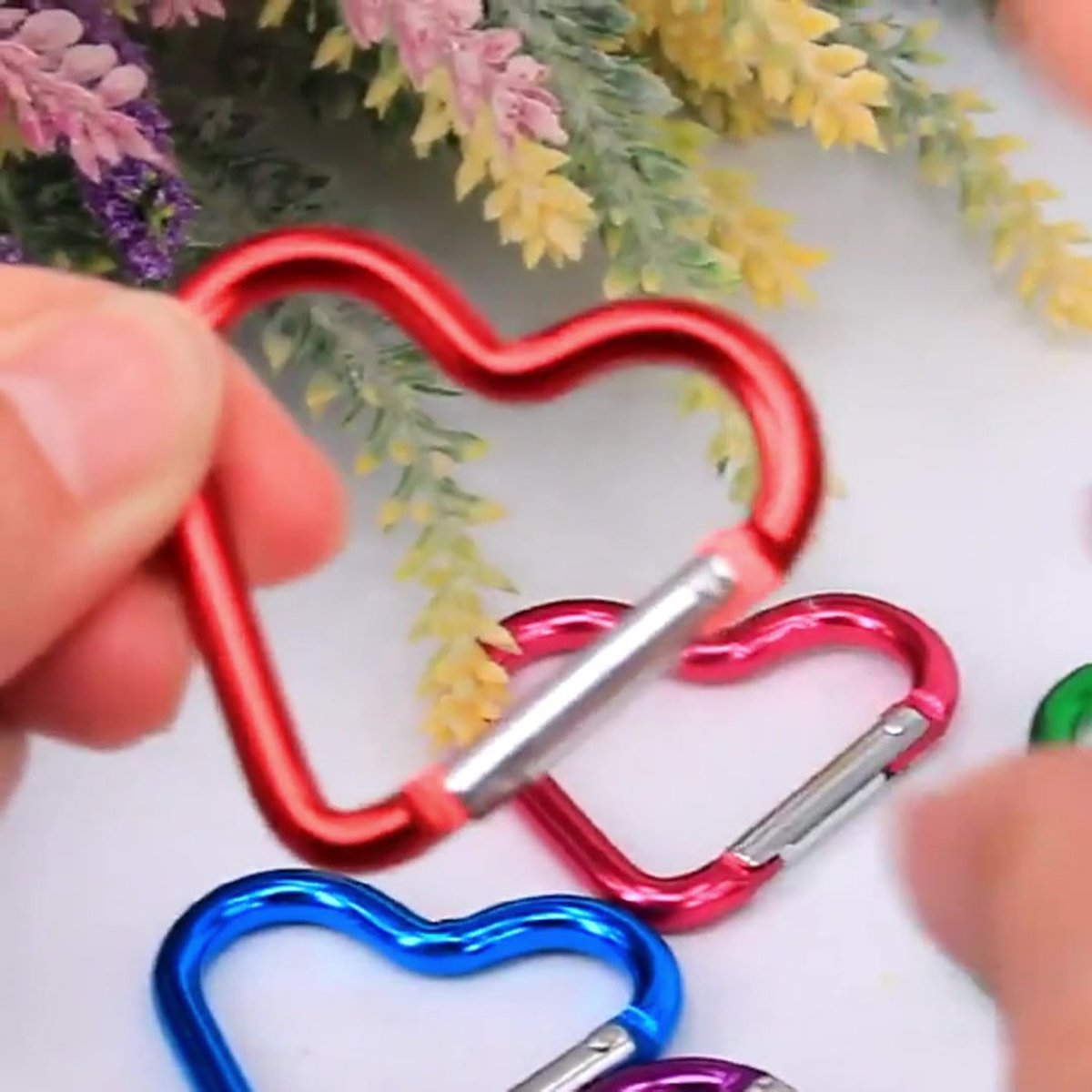 Carabiner - 12 Pieces - Metal Carabiners - Robust - Snap Hook - Aluminum - Snap Hook for Adults - Heart Carabiner - Durable Keychain - Quick Release - For Camping/Hiking/Travel - 6 Colors