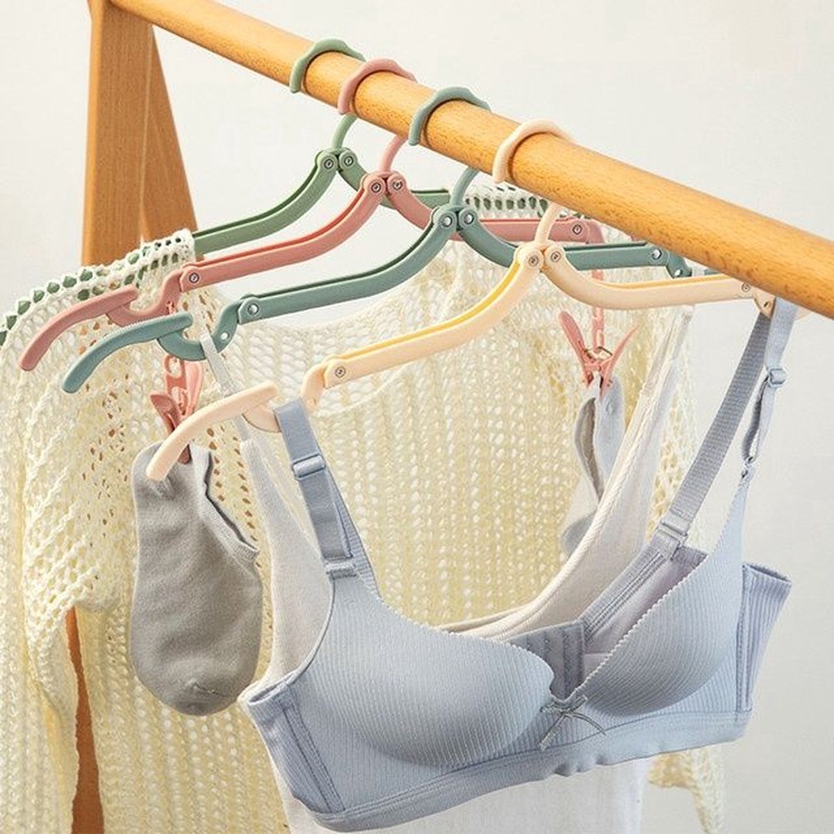 12 Pieces Clothes Hangers - Foldable Clothes Hangers - Anti-Slip - Coat Hangers - Trouser Hangers - Travel Clothes Hangers - Durable & Portable - Trackless - Plastic - Bedroom Organizers - Travel Accessories - Space-Saving Clothes Hangers