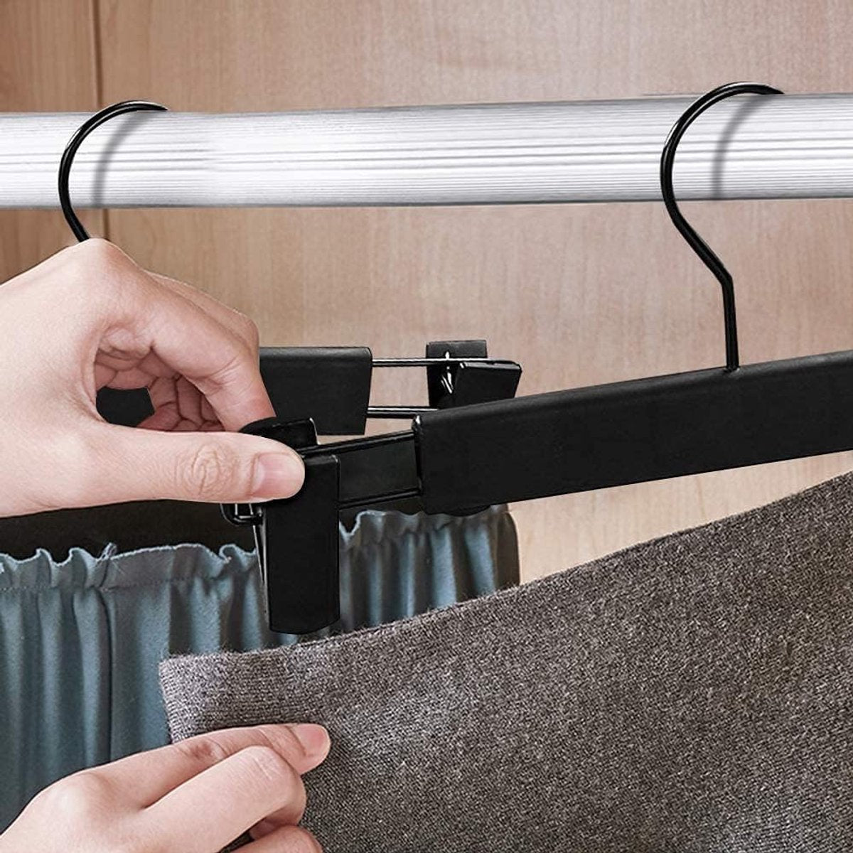 Clothes Hangers - 20 Pieces - Trouser Hangers - Trouser Hangers with Clips - Garment Hangers - Skirt Hangers - Non-Slip Hanger with Clips - Clothes Rack/Coat Rack/Jacket/Trouser Hanger - Space-Saving - Adjustable Clip Hangers, Garment Coat Clothes Jeans H