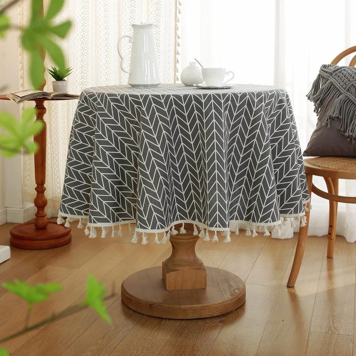 Round Tablecloth - Tablecloth with striped tassels made of cotton and linen - Washable Tablecloth - for table decoration in the kitchen and dining room - Round - 150 x 150 cm