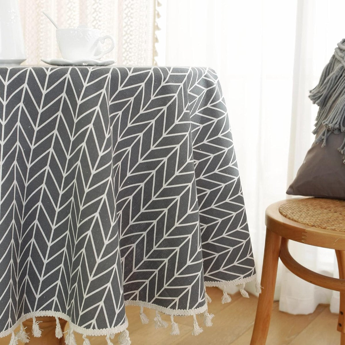 Round Tablecloth - Tablecloth with striped tassels made of cotton and linen - Washable Tablecloth - for table decoration in the kitchen and dining room - Round - 150 x 150 cm