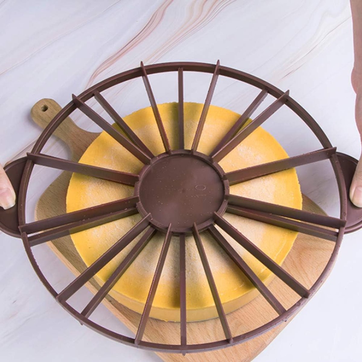 Cake divider - Round cake cutter and cake divider - cheesecake cutter - cake cutter - kitchen tools - Baking supplies - Adjustable - Brown