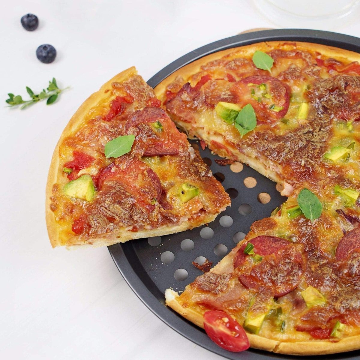 3 pieces - Pizza pans - round pizza plate - pizza baking sheet - baking sheet - round baking sheets with non-stick coating - perforated pizza baking set - pizza pans with holes - for home, kitchen and oven - 24cm, 28 cm, 32 cm - black
