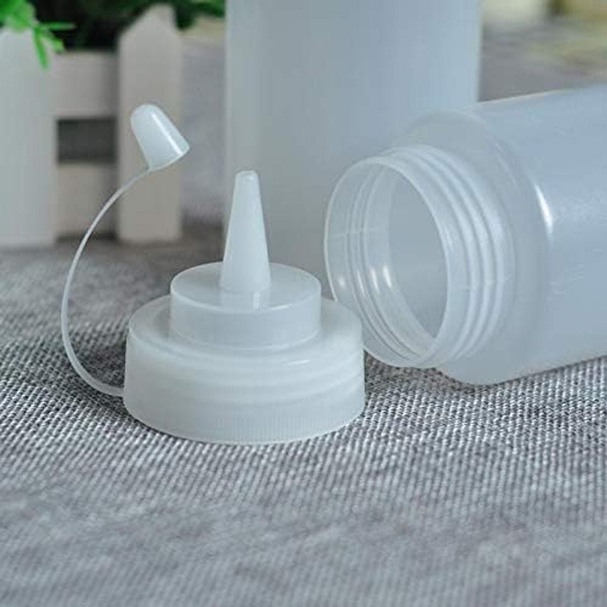 Dispensing bottle - 2 pieces - Squeeze bottle - 300 ml - sauce bottle - Squeeze Squirt Seasoning Bottles with Cap - sauce bottles - Transparent Plastic - for Ketchup Salad dressing Mustard Olive oil - Squeeze seasoning bottles - Garnish bottle - Transpare