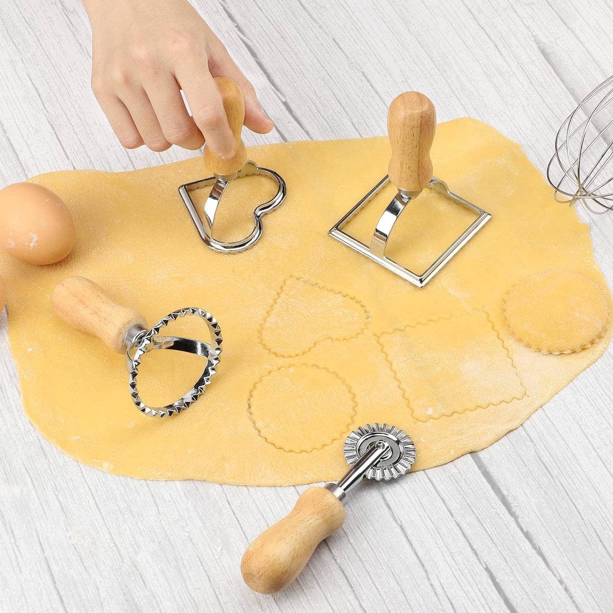 Set of 4 ravioli cutters - Ravioli makers with wooden handle - Set of 3 shape cutters and 1 pasta wheel for cutting homemade ravioli