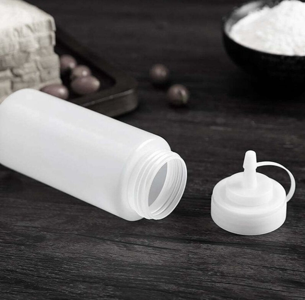 4 pieces - 200 ml - Dosing bottle - Squeeze bottle - Sauce bottle - Garnish bottle - Plastic - White - with spout cap - Leak-proof lids - With check marks - For garnish, sauce or batter