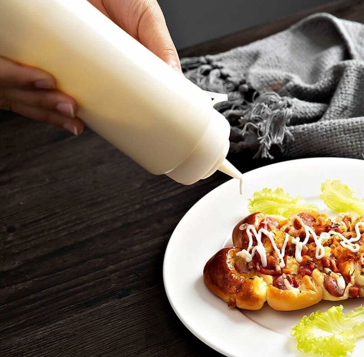 4 pieces - 200 ml - Dosing bottle - Squeeze bottle - Sauce bottle - Garnish bottle - Plastic - White - with spout cap - Leak-proof lids - With check marks - For garnish, sauce or batter
