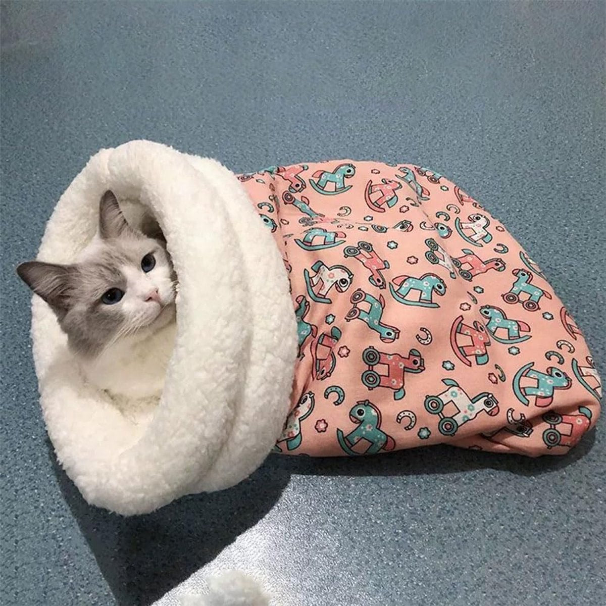 Cat Bed - Pet Sleeping Bag - Warm Pet Bed - Winter Cat House - Suitable for Indoor Use - Comfortable and Sheltered - Give Your Pet a Warm Hideaway (Pink, One Size)