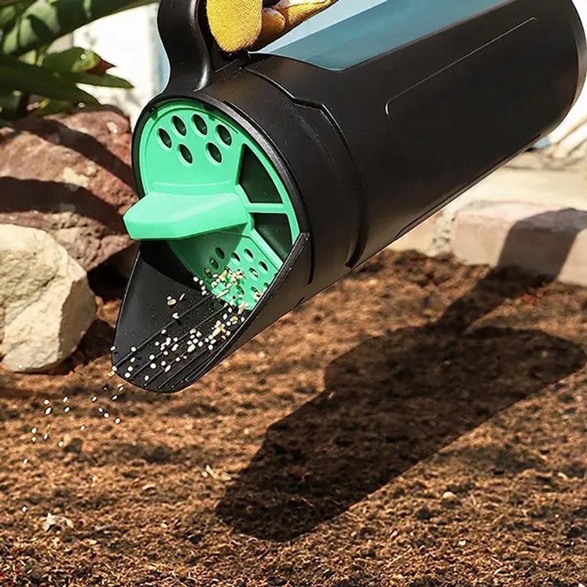 Hand spreader for seed and salt - planting machine for vegetable seeds - spreader for snow salt - adjustable outlet (3 positions) - including scoop - 2.5 liters - For lawn, garden and driveway