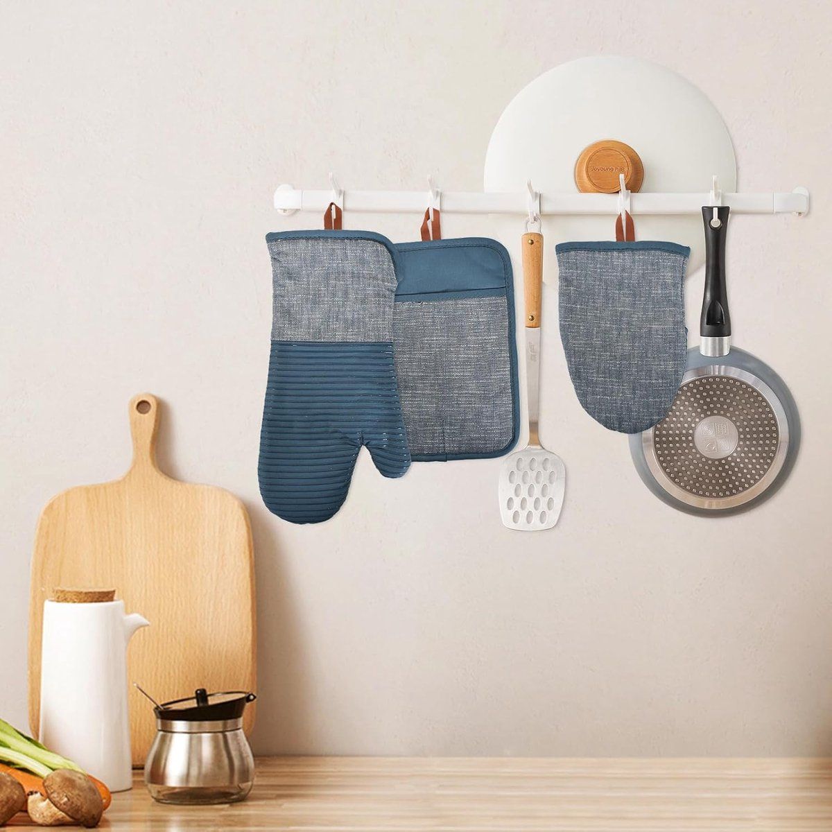 4 Pieces, Oven Mitt Set, Heat-resistant kitchen gloves and heat insulation mat set, Silicone non-slip gloves and heat, for kitchen