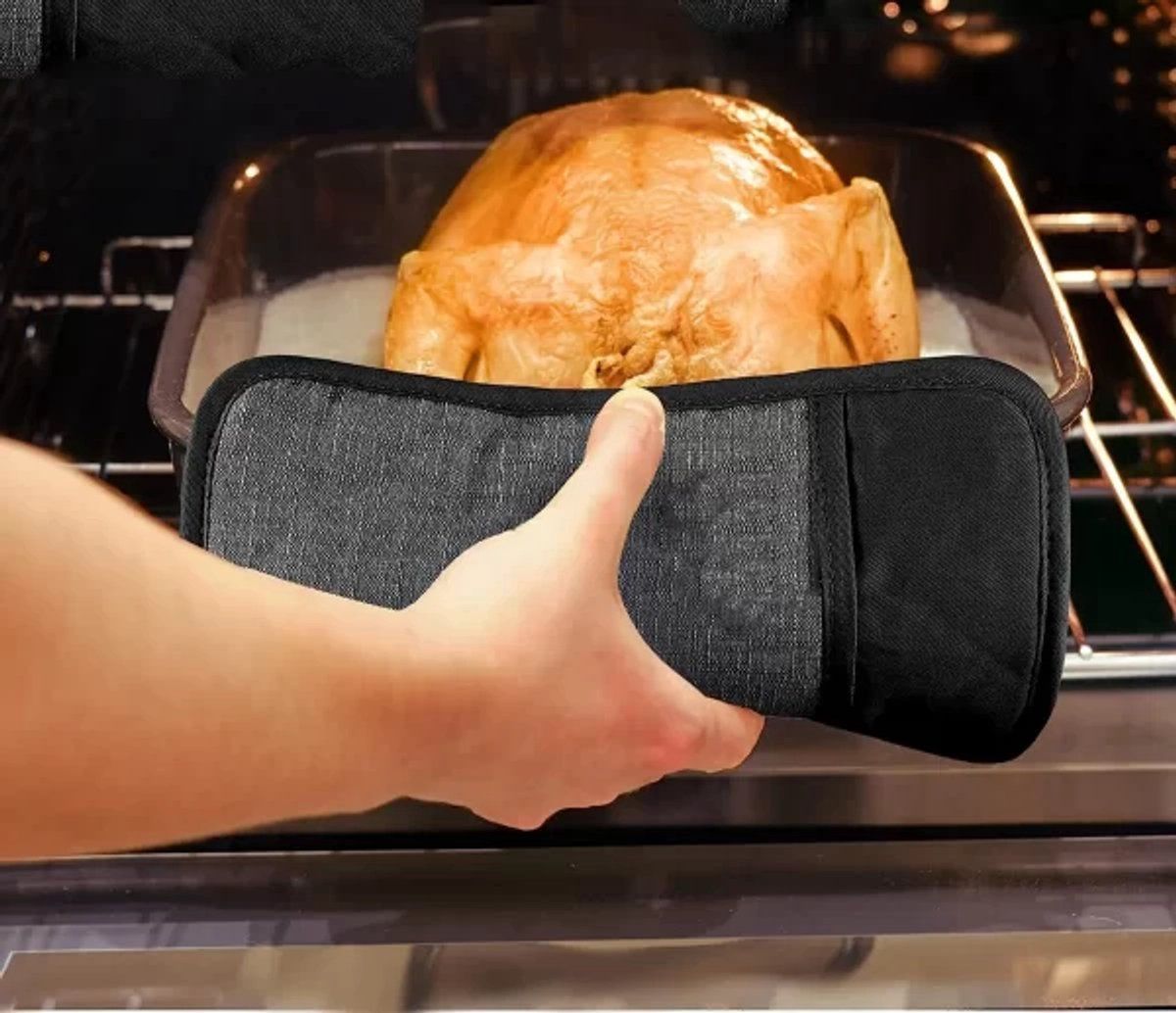 Four-piece heat-resistant glove set, Heat-resistant kitchen gloves and heat-resistant mat set, Silicone non-slip gloves and heat-resistant mat, Black