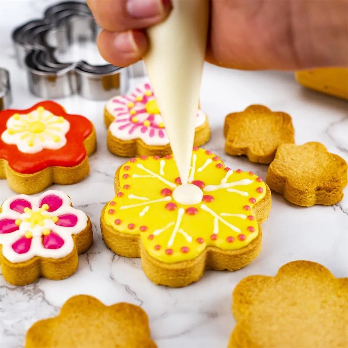Flower Cookie Cutters Set of 5, Stainless Steel Sandwich Cutters and Biscuit Molds, Sturdy for Cookies, Sandwiches, Cake, Fruit