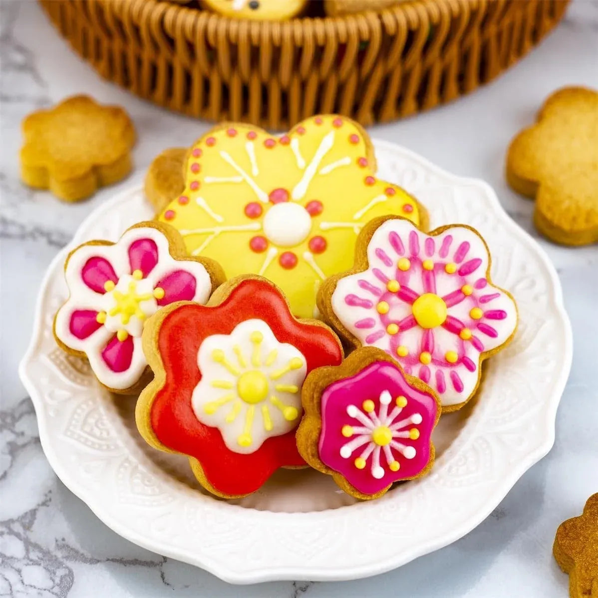 Flower Cookie Cutters Set of 5, Stainless Steel Sandwich Cutters and Biscuit Molds, Sturdy for Cookies, Sandwiches, Cake, Fruit
