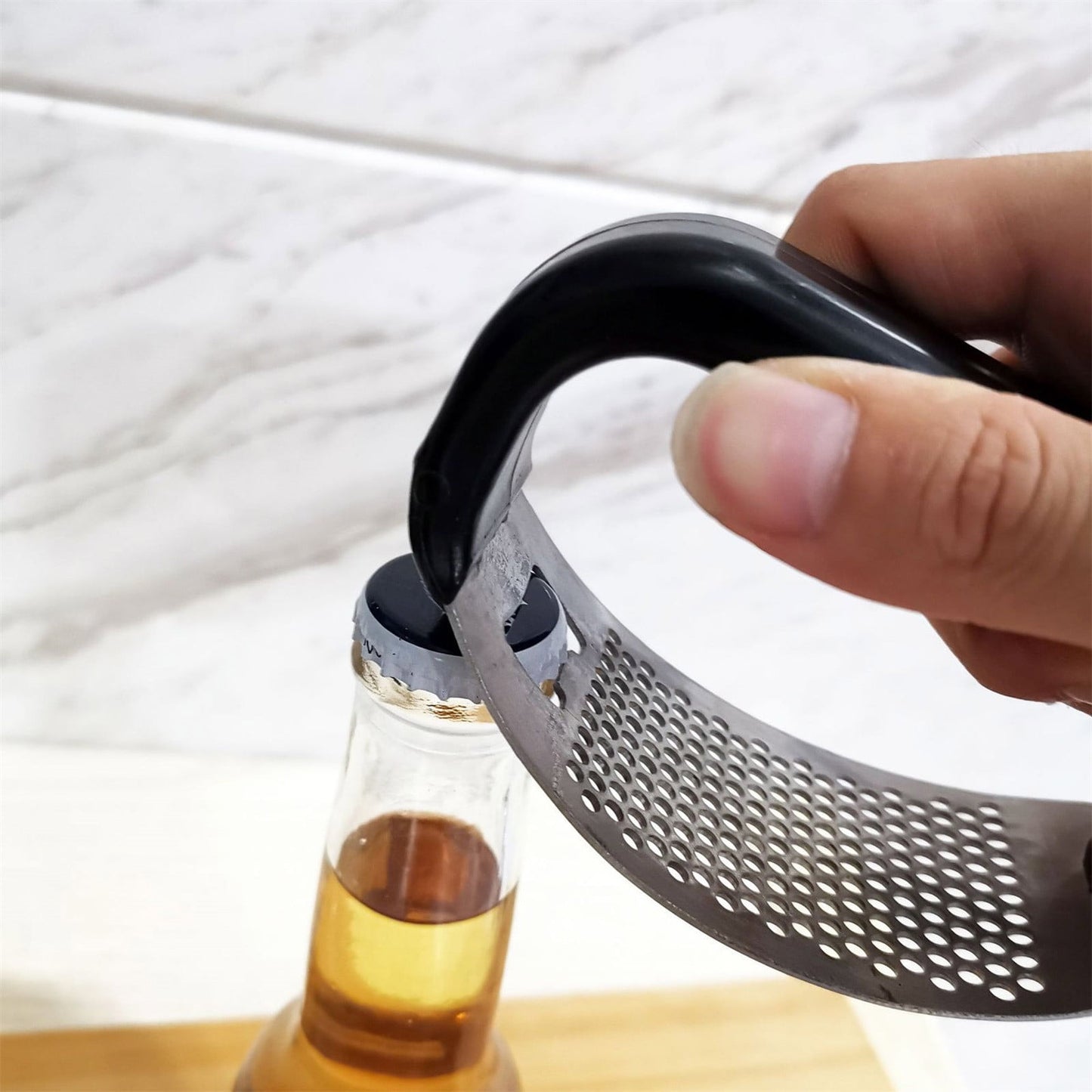 Stainless Steel Garlic Press Rocker, Garlic Mincer With Studs, Heavy Duty Garlic Chopper, Effective Garlic Peeler, Easy to Clean Kitchen Gadget for Minced Garlic, Dishwasher Safe 【1000+ bought since yesterday】A