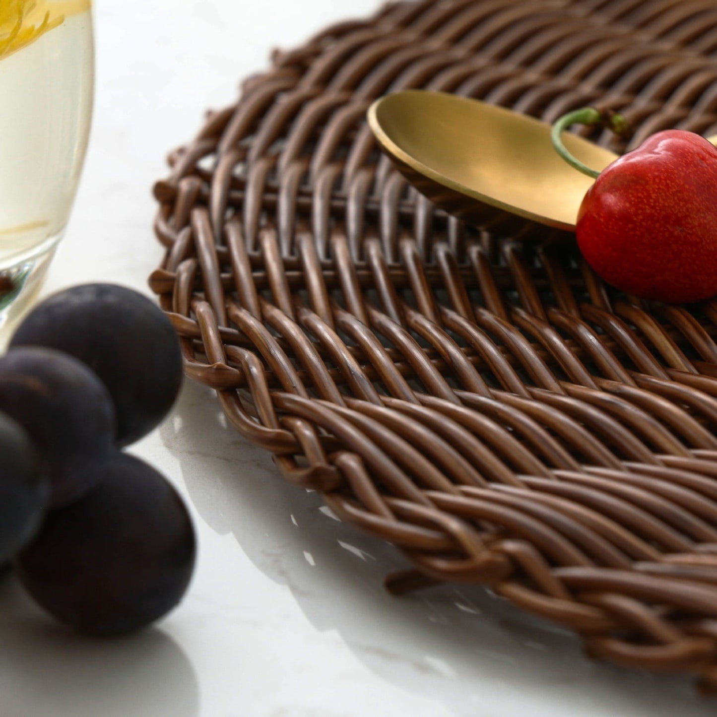 14 Inch Round Woven Placemats, Non Slip Heat Resistant Plastic Table Mats,Table Placemat For Household Use,Round Rattan Placemats Braided Cup Coasters For Drink Kitchen Dining Table Decoration,Brown White