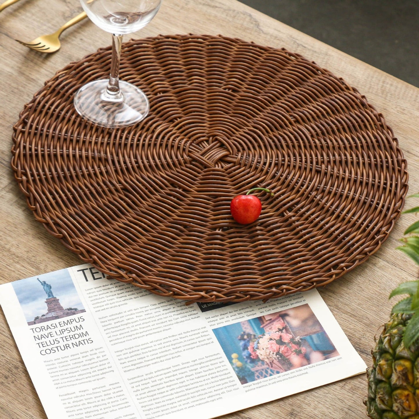 14 Inch Round Woven Placemats, Non Slip Heat Resistant Plastic Table Mats,Table Placemat For Household Use,Round Rattan Placemats Braided Cup Coasters For Drink Kitchen Dining Table Decoration,Brown White