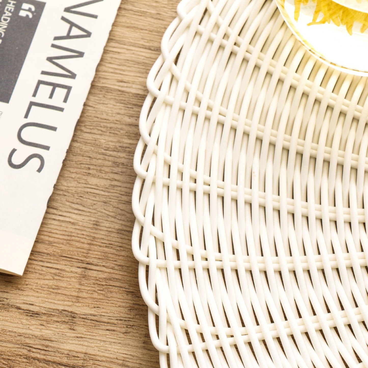 14 Inch Round Woven Placemats, Non Slip Heat Resistant Plastic Table Mats,Table Placemat For Household Use,Round Rattan Placemats Braided Cup Coasters For Drink Kitchen Dining Table Decoration,Brown White