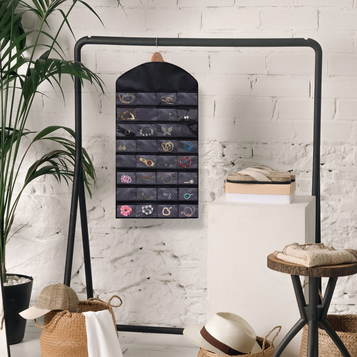 Aerend - Jewelry organizer - Double-sided hanging and transparent jewelry stand - Storage accessories - Over-the-door storage bag in black - For necklaces, earrings, sunglasses, rings, makeup