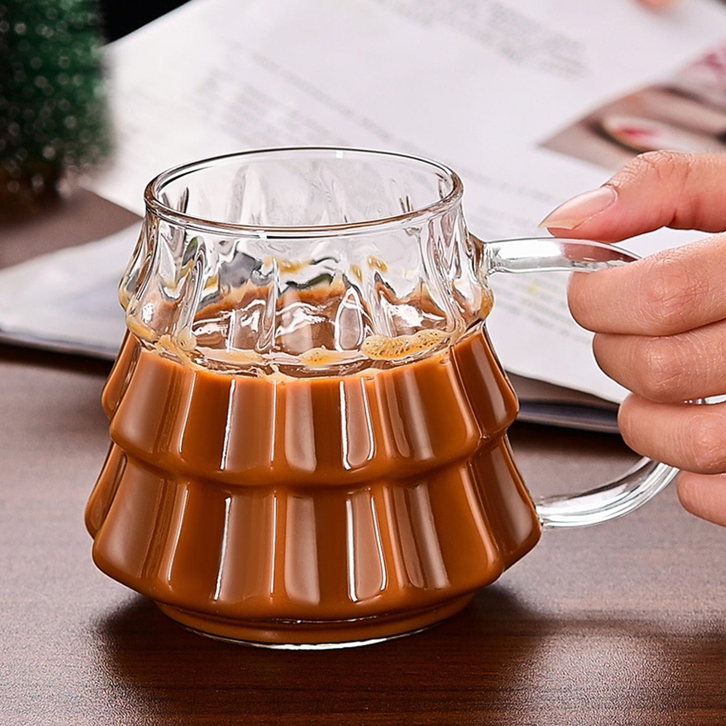 Christmas Tree Coffee Mug, 350ml Tree-shaped Clear Glass Coffee Mug with Handle for Ice Americano, Tea, Milk, Creative Christmas Gift for Colleagues, Friends(1*Cup, with Lid & Straw) Clear