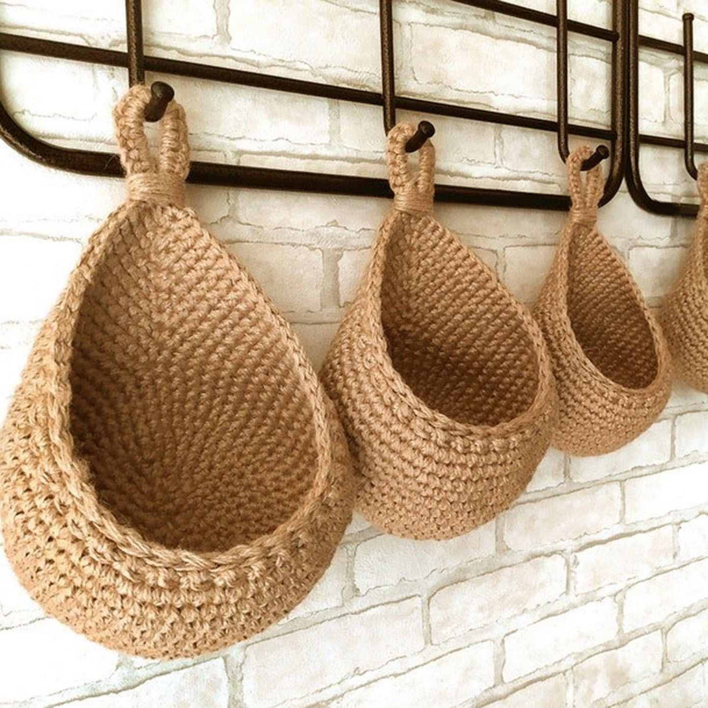 Hanging Wall Basket, Teardrop Hanging Baskets with Hanging Ring for Home Indoor Decoration, Hanging Plant Pot Holder, Vegetable Fruit Storage Baskets for Kitchen Wall Restaurant Balcony Garden B