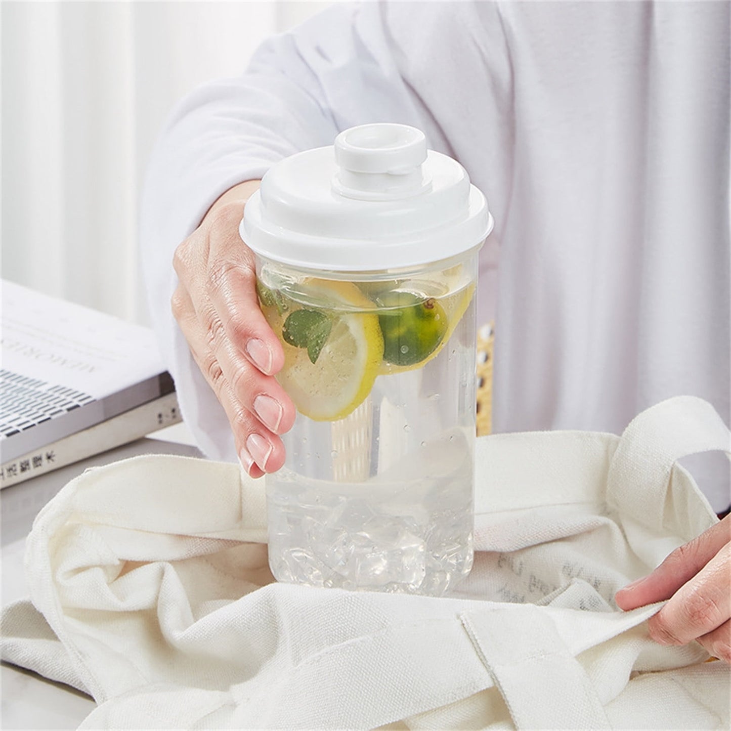 Darzheoy 1L Plastic Pitcher with Lid BPA-Free Eco-Friendly Pitcher Mix Drinks Water Pitcher for Hot/Cold Lemonade Juice Beverage Jar Ice Tea Kettle White