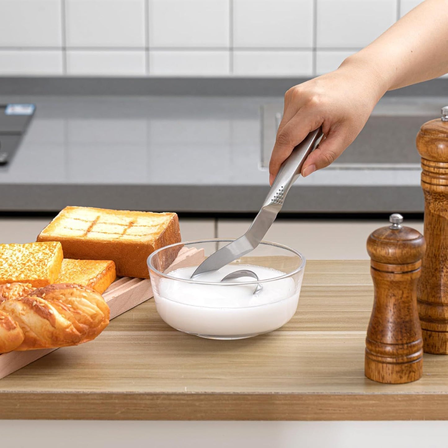 2pcs Integrated stainless steel and flour mixer, kitchen adhesive powder and dough do not mix, manual mixer worker（silvery）