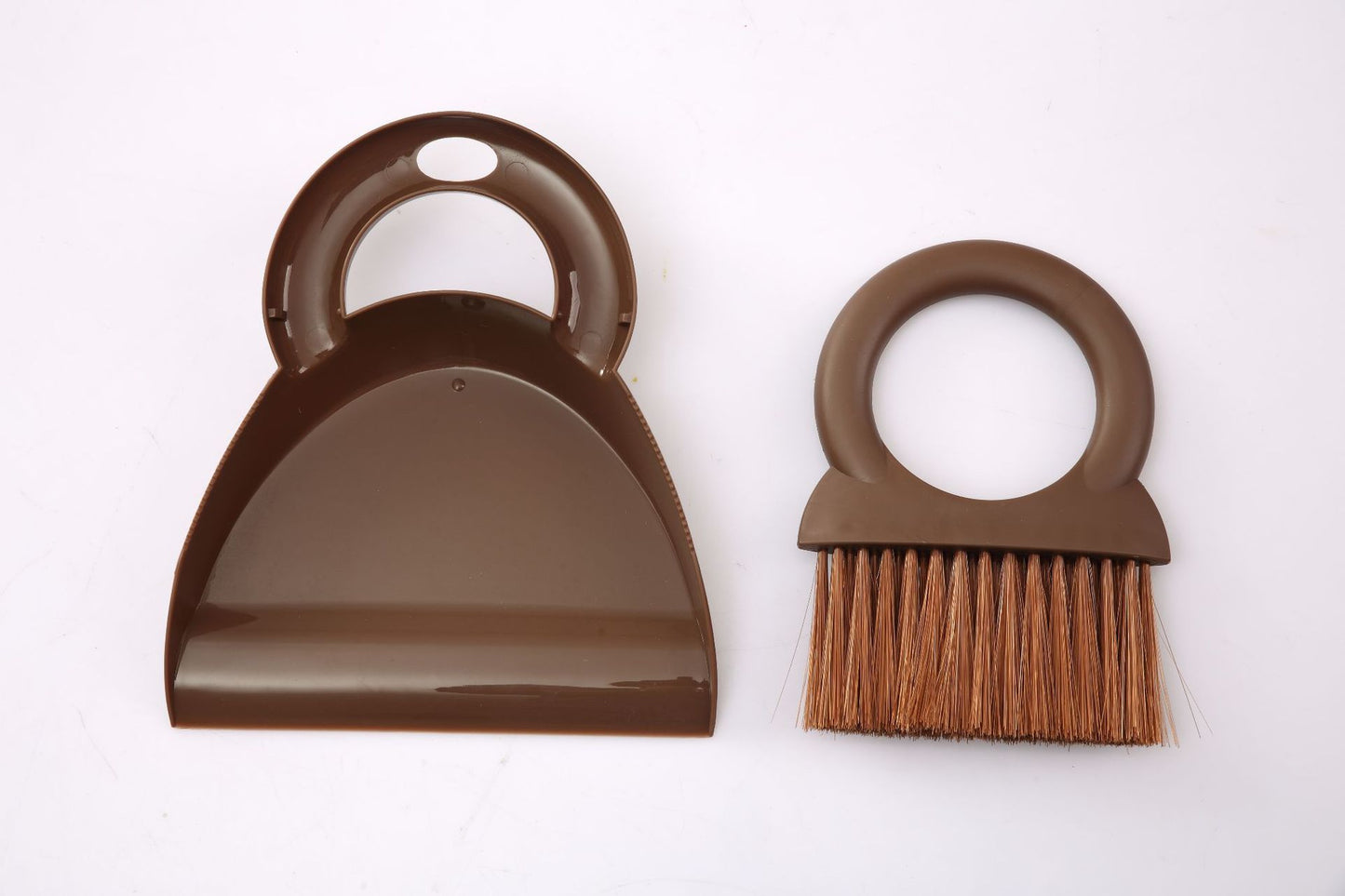 The  Mini Table Dustpan and Brush, Clean Crumbs and Dirt of Tablecloths, Desks and Dining Room Tables, Comfortable Handle,  Table Accessories (Coffee)