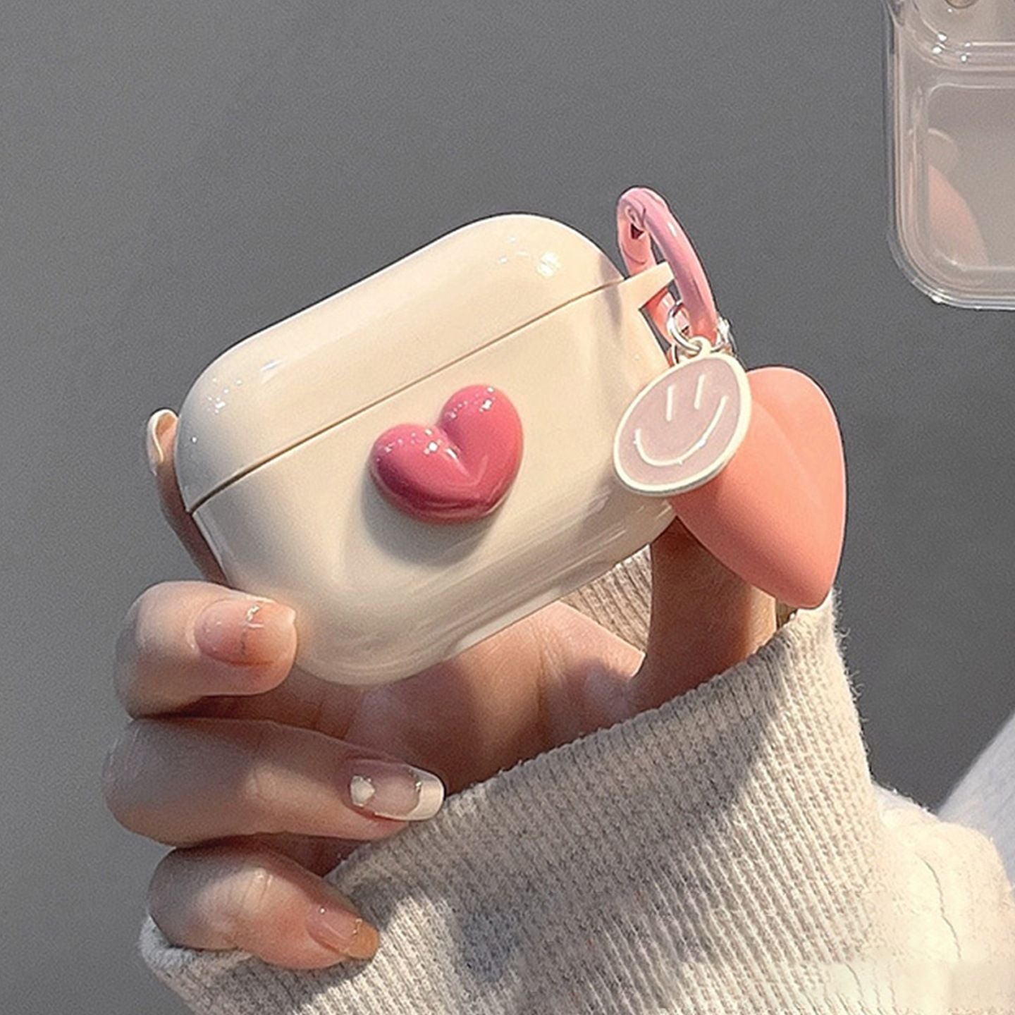 Beige shell + smiling heart pendant AirPods Pro