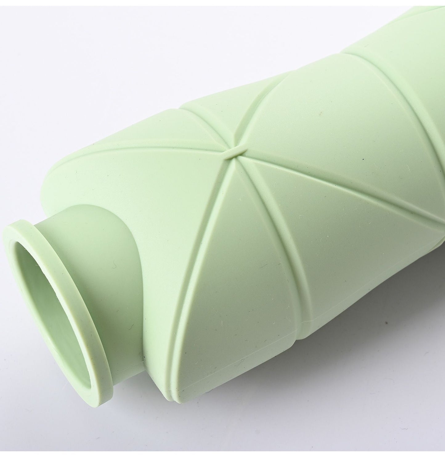 Mini Portable Foldable Silicone Hydration Cup, High Temperature Resistant Telescopic Water Container for Backpacking Camping and Christmas Small Practical Gift, 600ml, Green