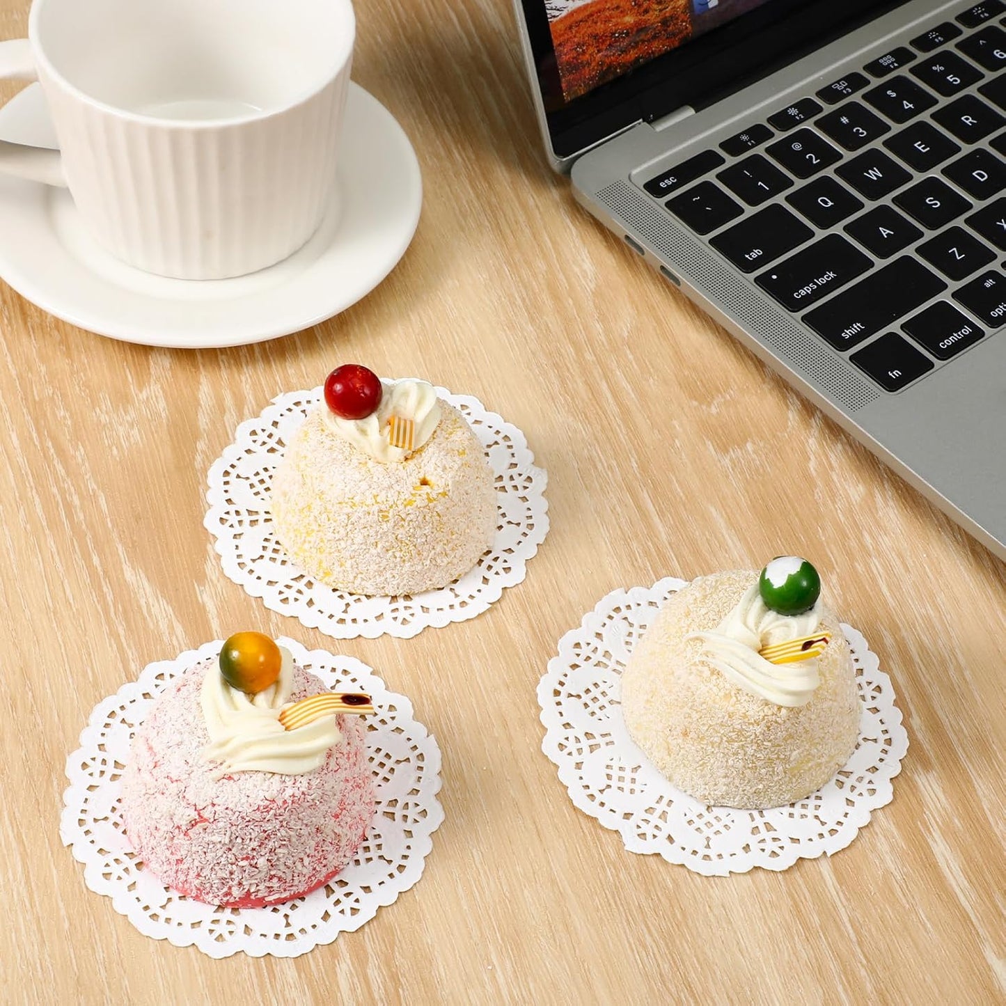 Paper Doilies, 200 Pcs 3.5 Inch Lace Doilies Paper Round Disposable Placemats White-Doilies for Tables Dessert Trays Party Craft Wedding Birthday Cakes Tableware Decorations