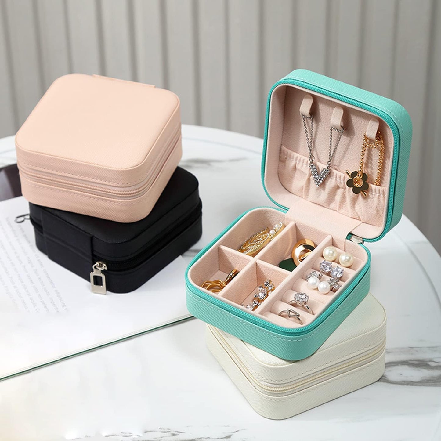 MODENGKGJIAN Mini Jewelry Travel Case, PU Leather Travel Jewelry Organizer Box, Small Portable Portable Jewellery Storage Holder for Womens Rings Earrings Necklaces Bracelets (Black)