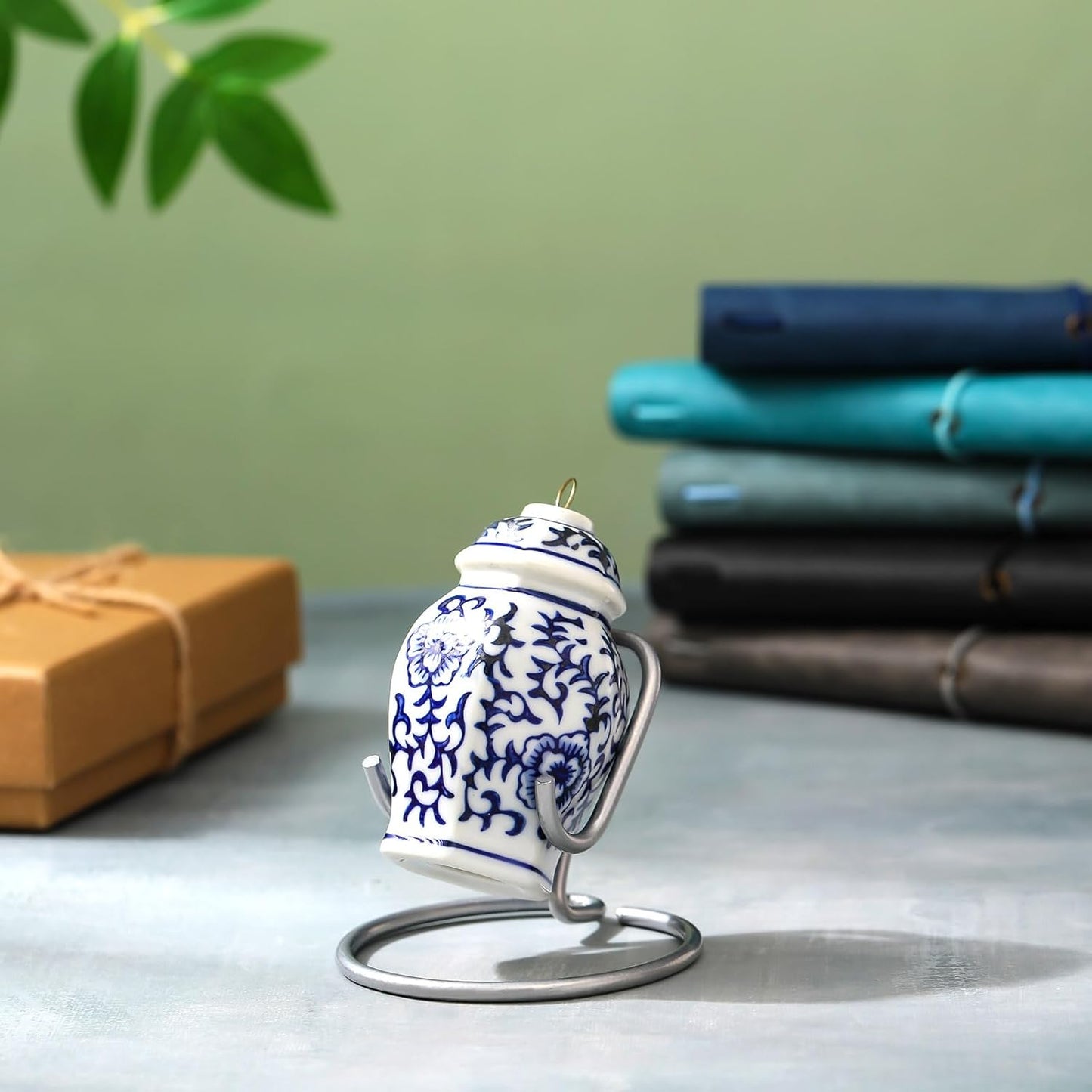 2 Pcs Heart Keepsake Urn Stand Stainless Steel Display Stand for 2.75-3.00 Inch Memorial Keepsake Mini Heart Cremation Urn for Honor Your Loved One Funeral Gift Home Office Display(Silver)